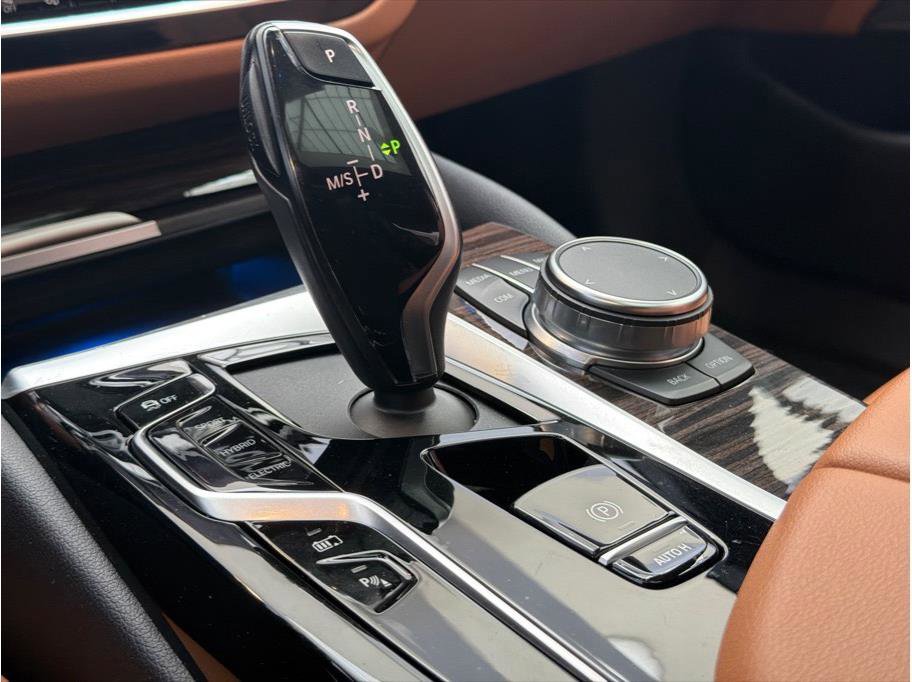 Used 2023 BMW 530e w/ Premium Package RWD image 13