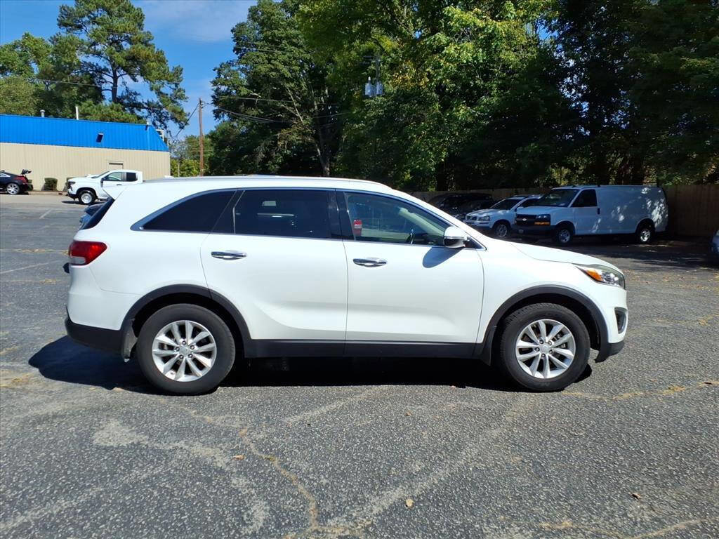 Used 2017 Kia Sorento LX w/ LX Convenience Package image 2