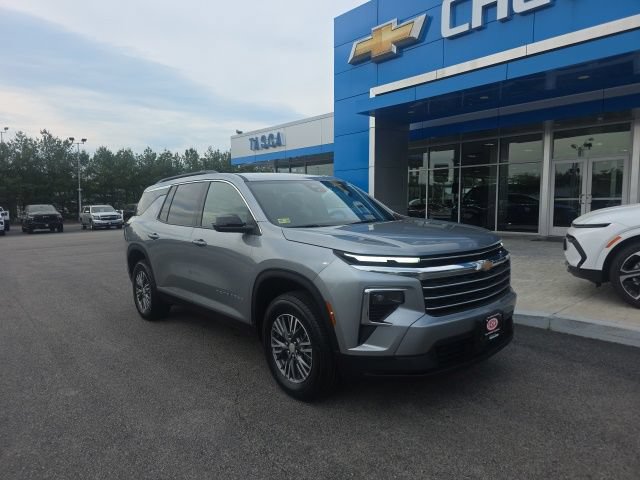 Used 2025 Chevrolet Traverse LT