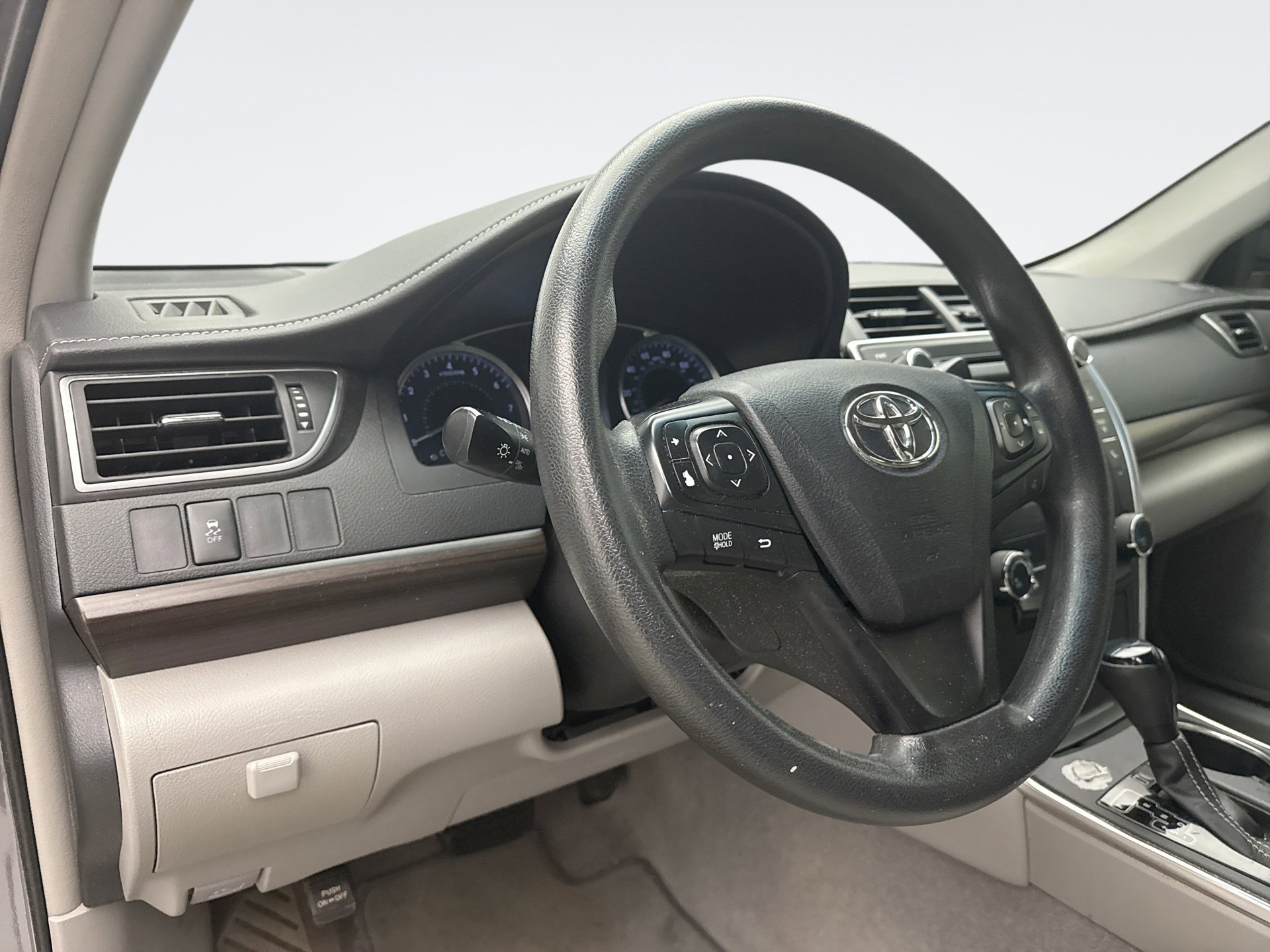 Used 2016 Toyota Camry LE image 7
