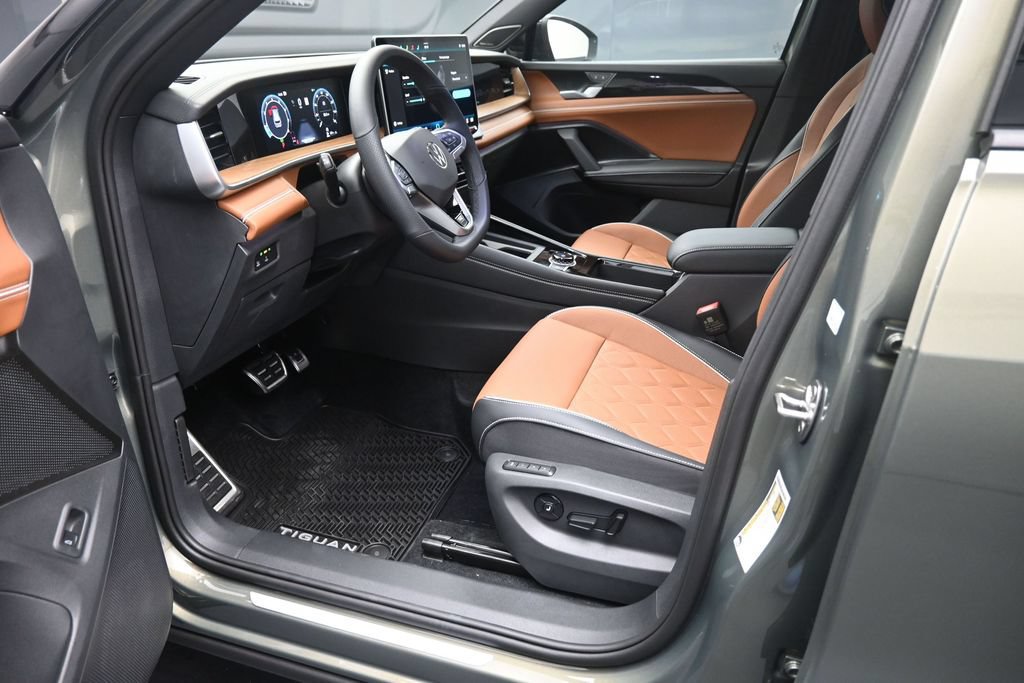 New 2026 Volkswagen Tiguan SEL R-Line AWD/4WD image 17