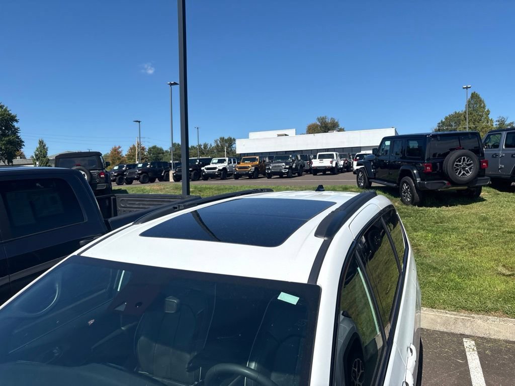 Used 2024 Chrysler Pacifica Premium FWD image 5