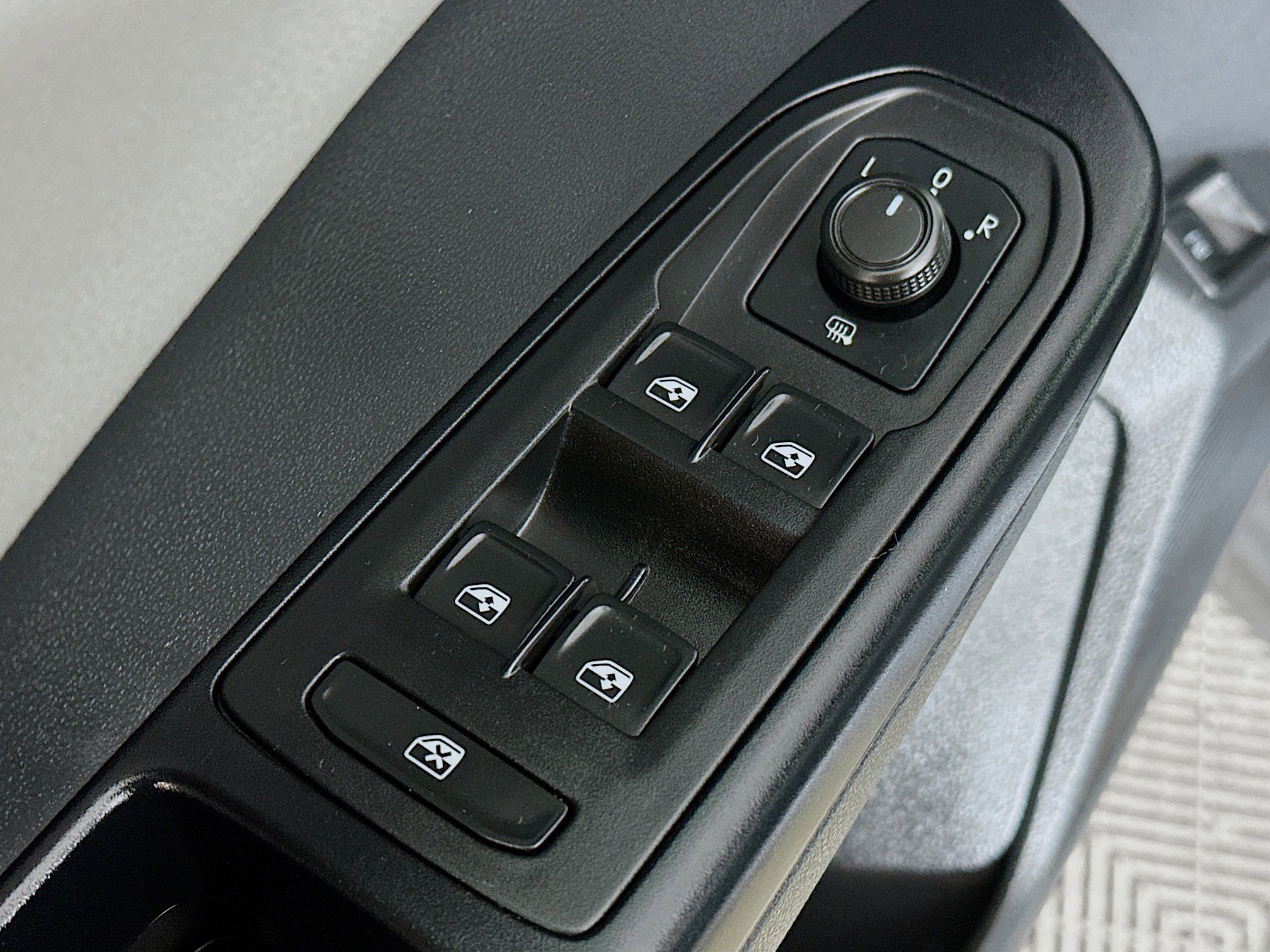 Used 2024 Volkswagen Taos SE image 17