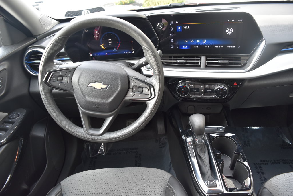 Used 2025 Chevrolet Trax LT FWD image 12