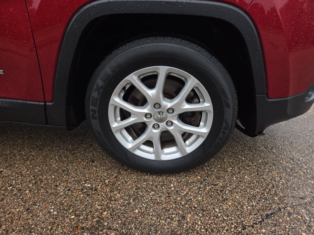 Used 2016 Jeep Cherokee Latitude w/ Cold Weather Group FWD image 30