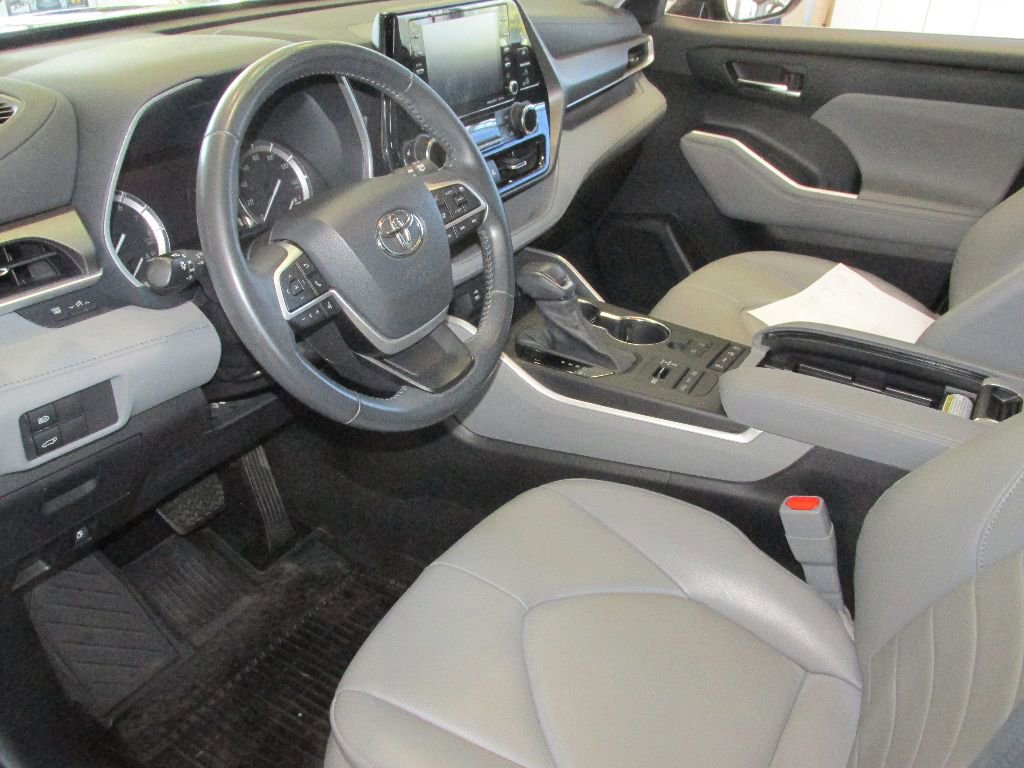 Used 2022 Toyota Highlander XLE image 5