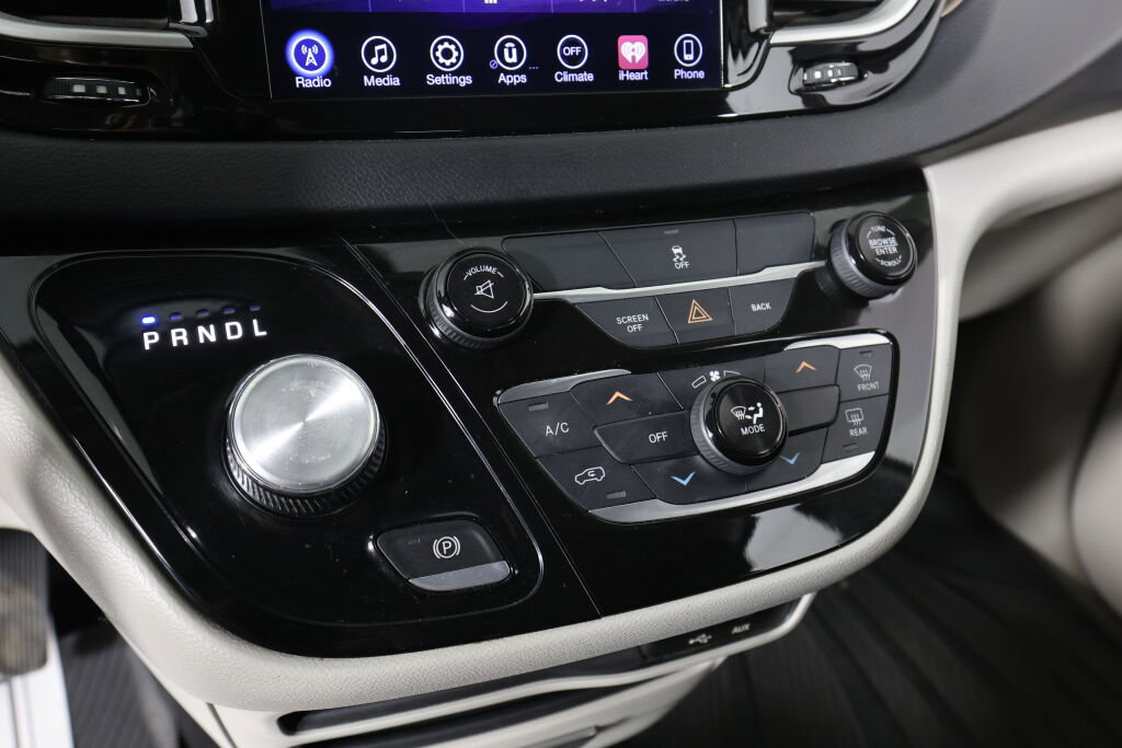 Used 2017 Chrysler Pacifica Touring image 35