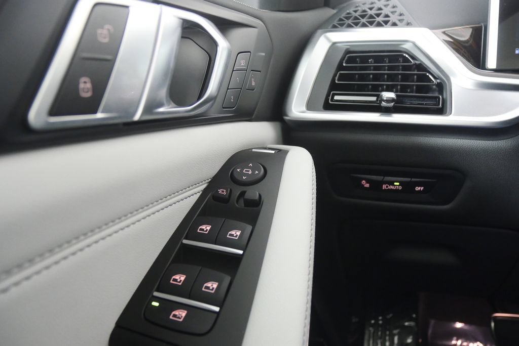 Used 2026 BMW X5 sDrive40i w/ M Sport Package RWD image 19