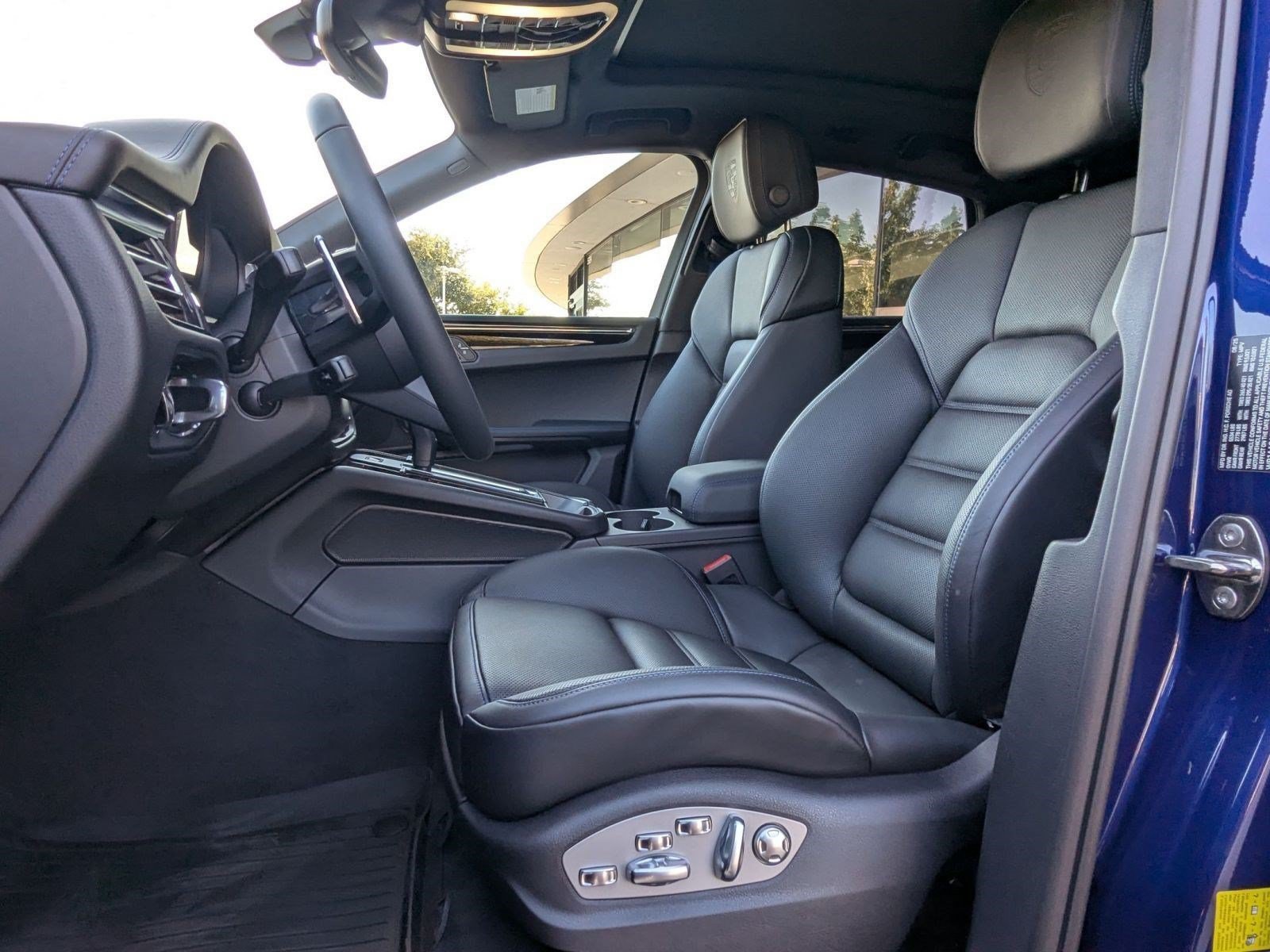 Certified 2026 Porsche Macan AWD/4WD image 5