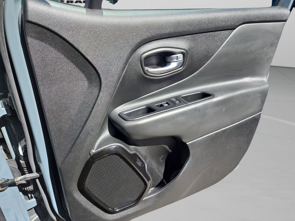 Used 2018 Jeep Renegade Altitude w/ UConnect 8.4 Nav Group image 30