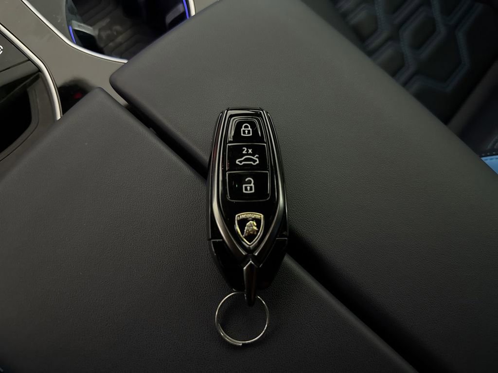 Used 2025 Lamborghini Urus SE image 53