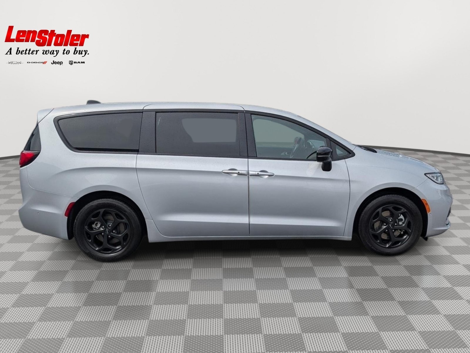 Used 2023 Chrysler Pacifica Limited w/ Uconnect Theater Family Group FWD image 6
