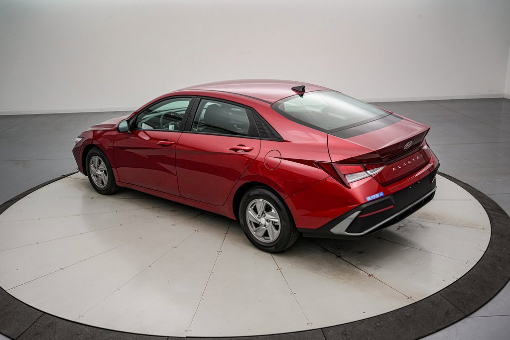 Used 2025 Hyundai Elantra SE image 6
