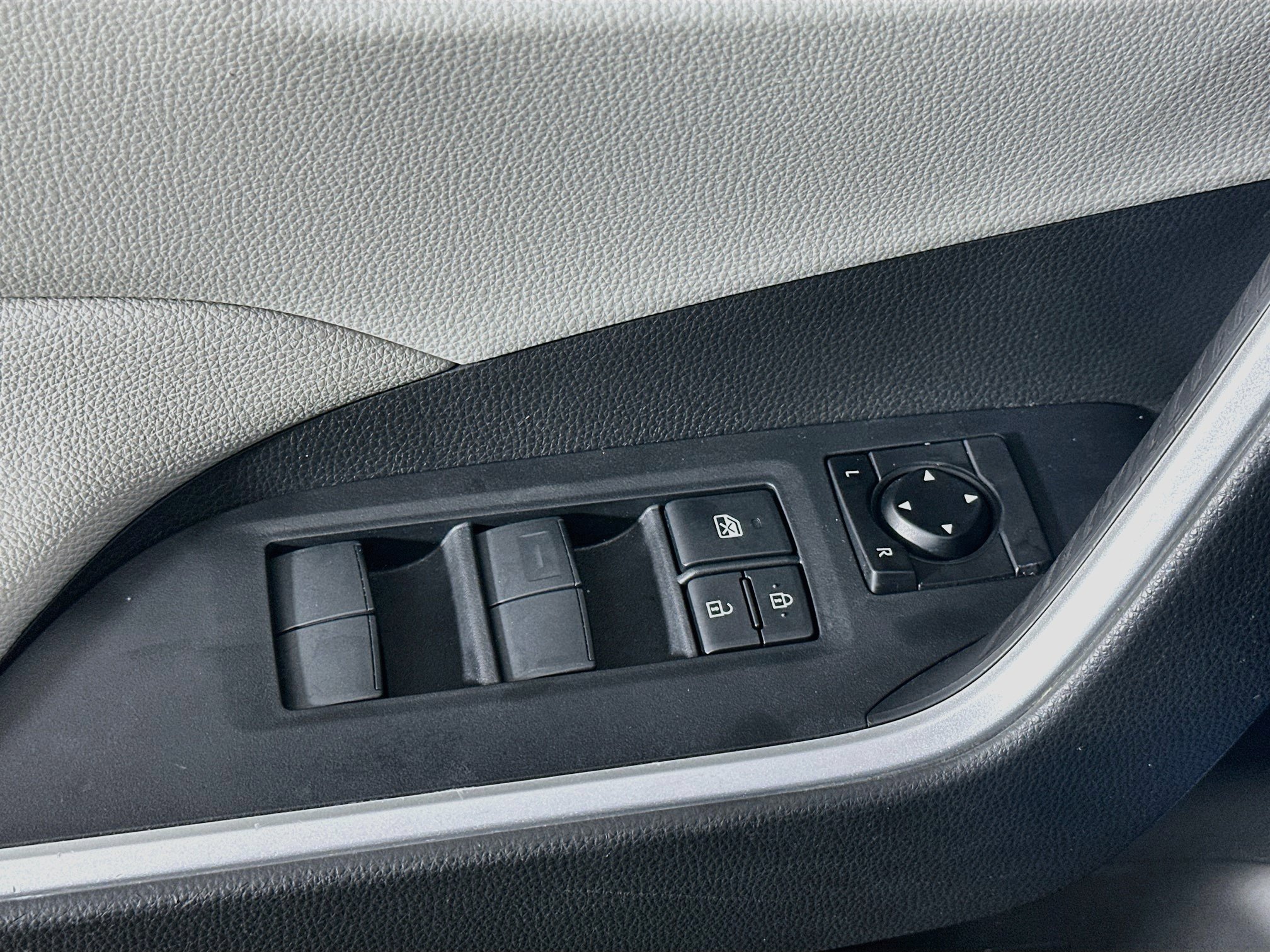 Used 2020 Toyota RAV4 XLE w/ Convenience Package FWD image 15