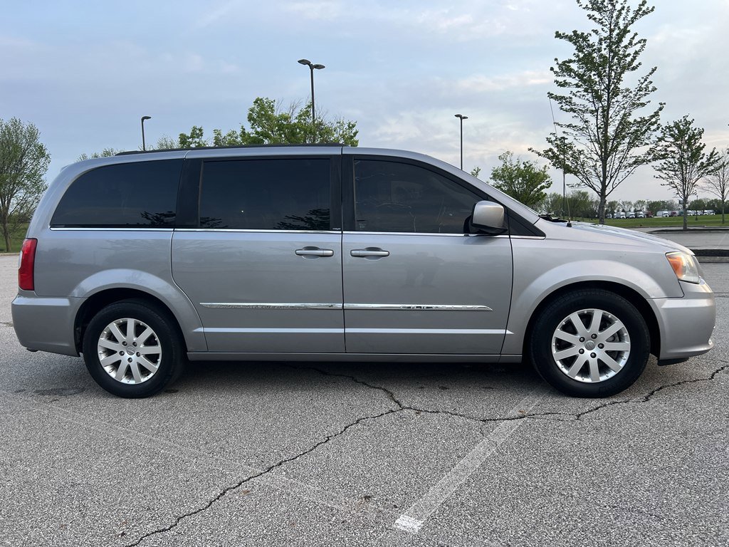 Used 2014 Chrysler Town & Country Touring FWD image 6