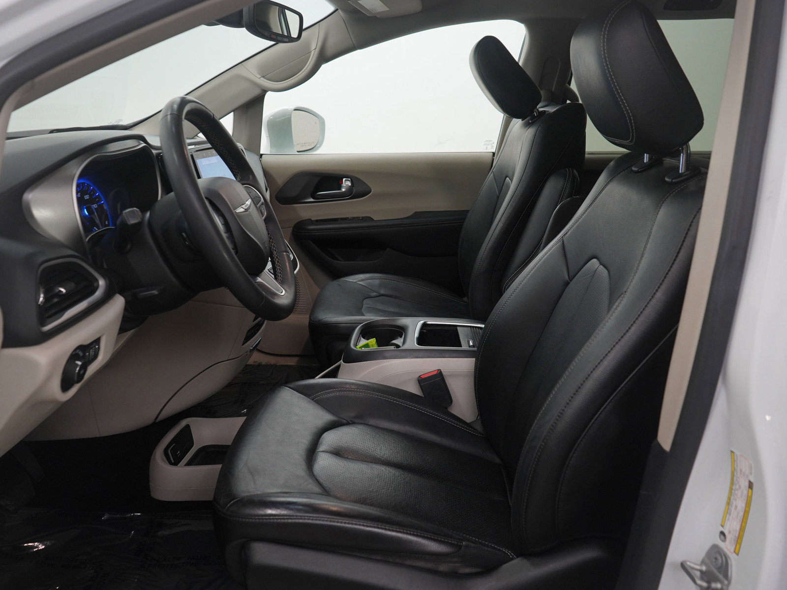 Used 2022 Chrysler Pacifica Touring-L w/ Uconnect Theater Family Group image 17