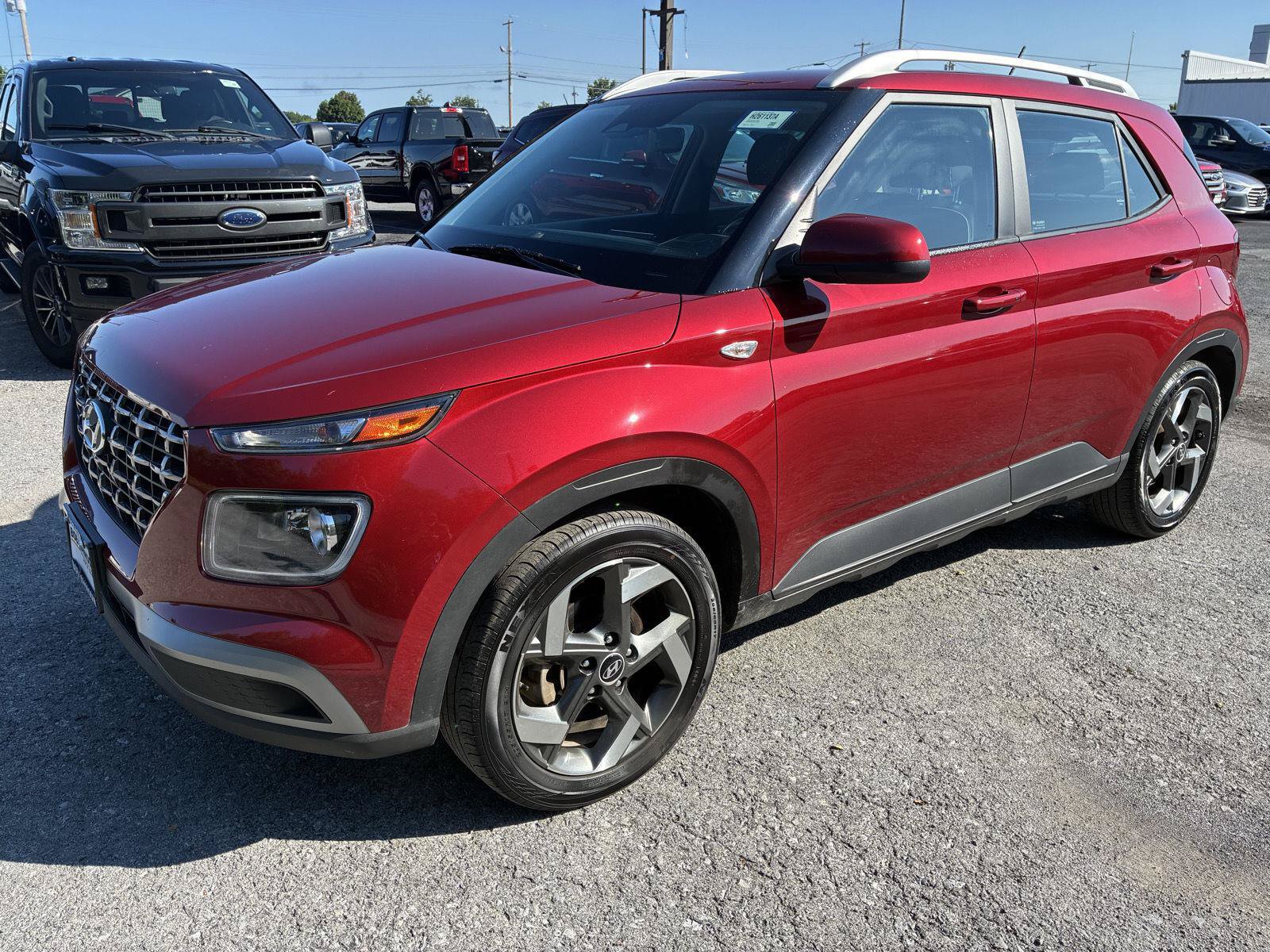 Used 2023 Hyundai Venue Limited w/ Cargo Package FWD image 3