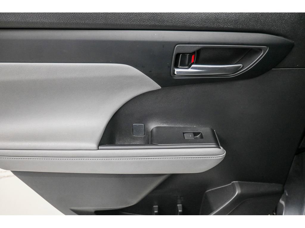 Used 2023 Toyota Highlander XLE image 23