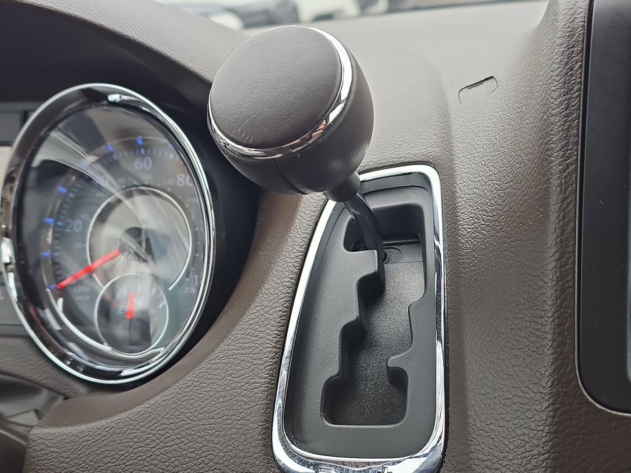 Used 2014 Chrysler Town & Country Limited w/ Luxury Group FWD image 42