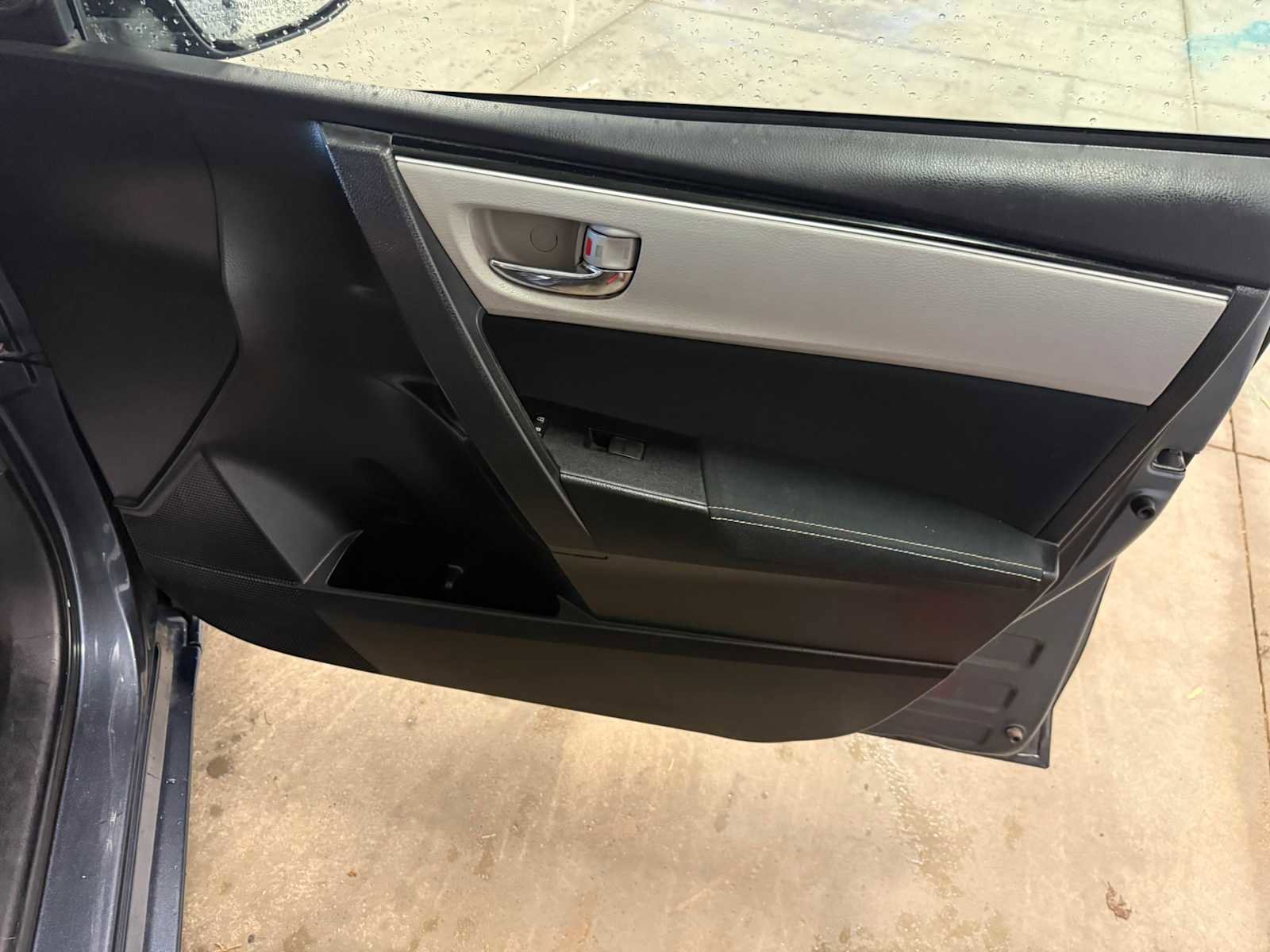 Used 2017 Toyota Corolla LE FWD image 28