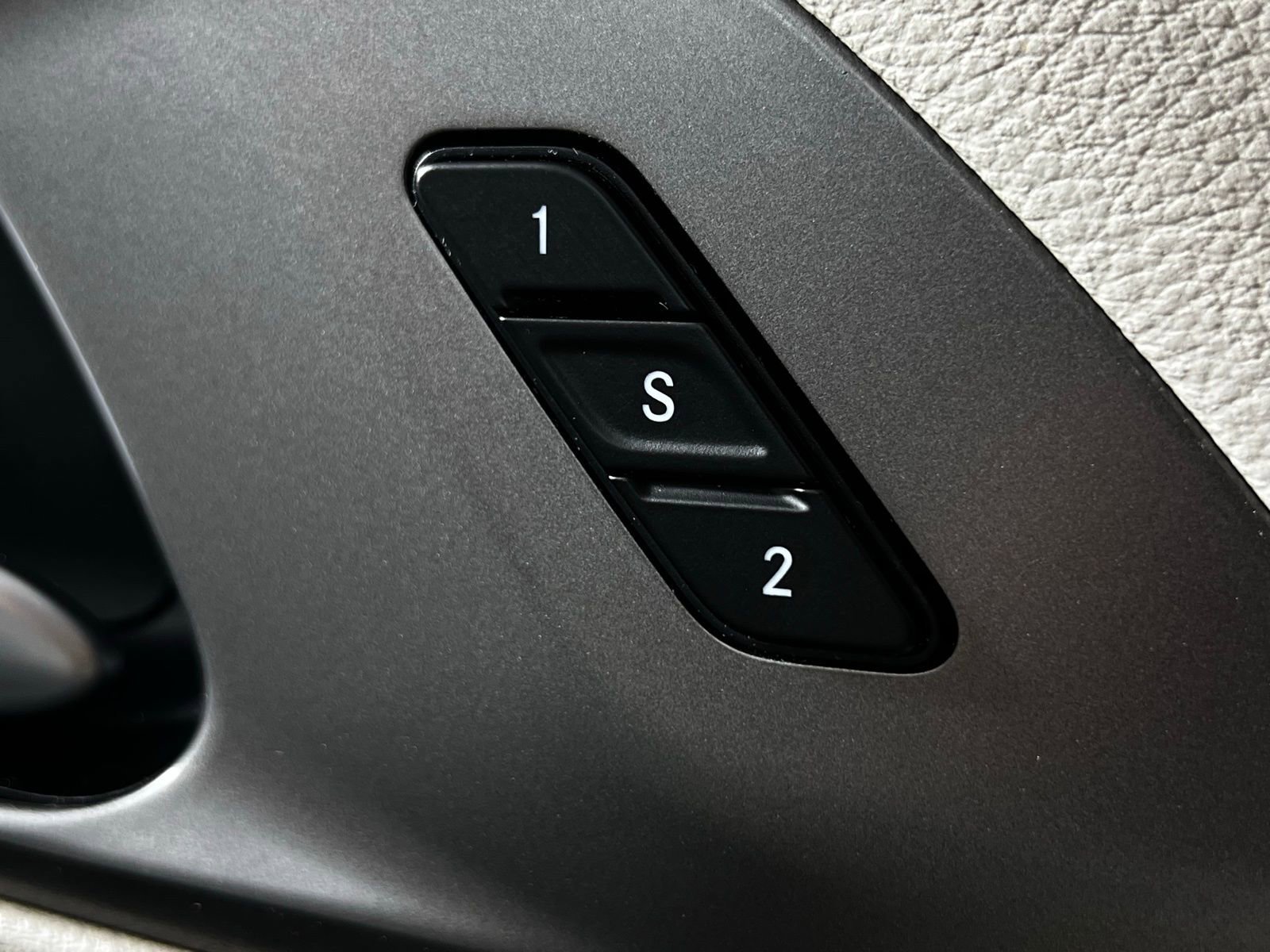 Used 2024 Chrysler Pacifica Touring-L image 15