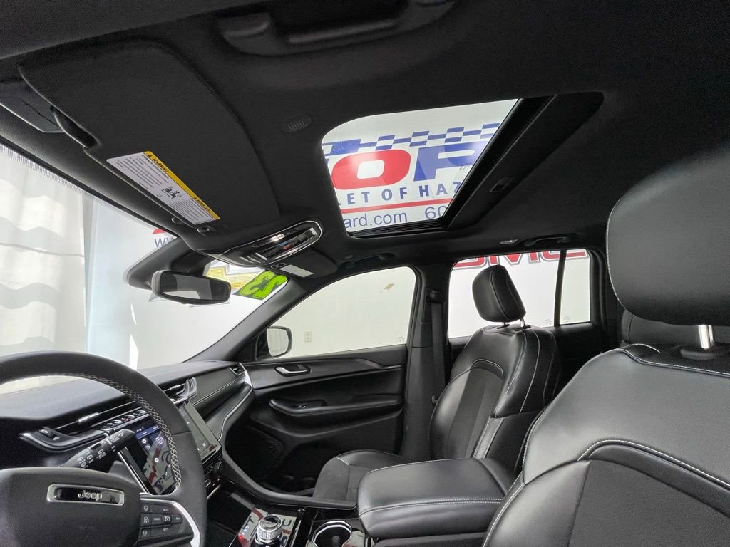 Used 2023 Jeep Grand Cherokee Altitude AWD/4WD image 11