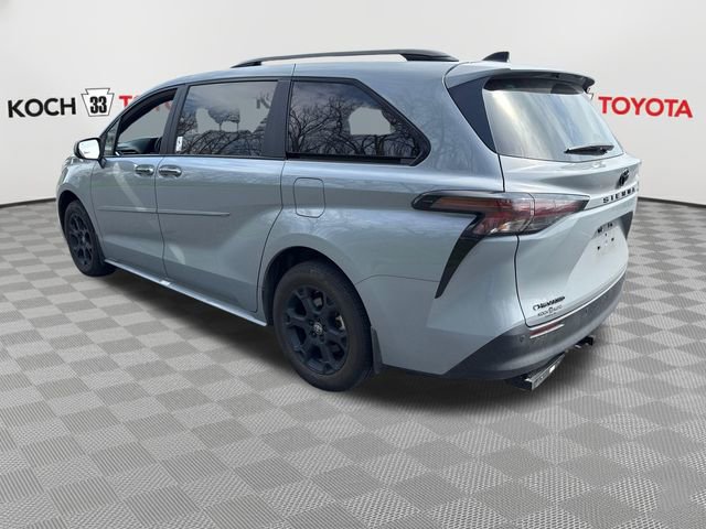 Certified 2025 Toyota Sienna XLE Woodland Edition image 6