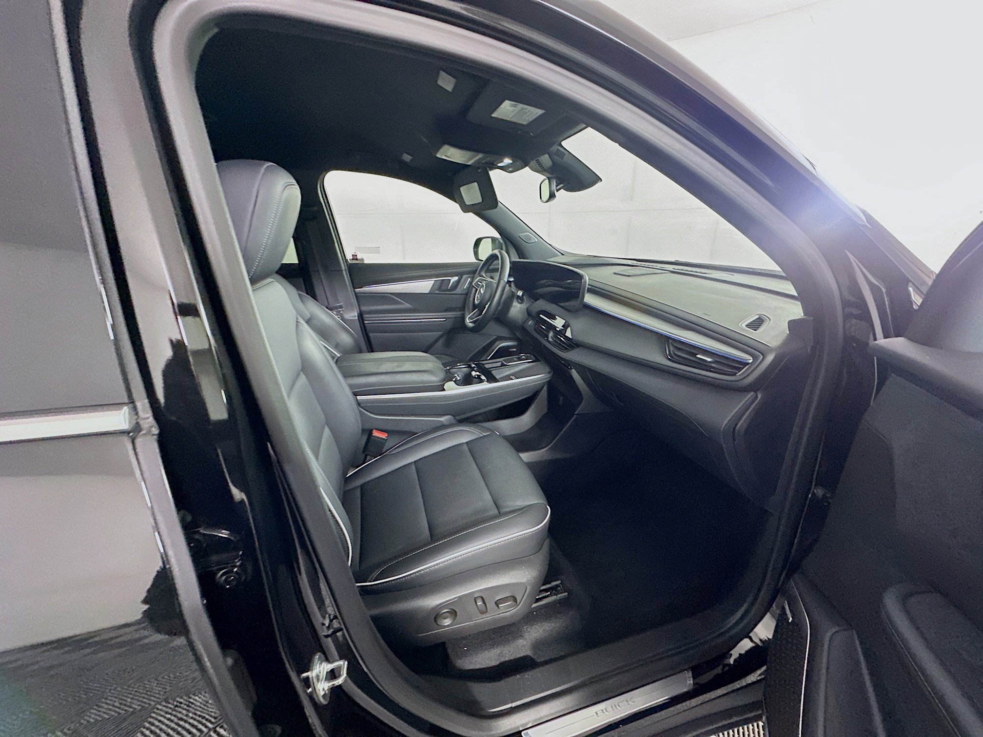 Used 2025 Buick Enclave Preferred image 33