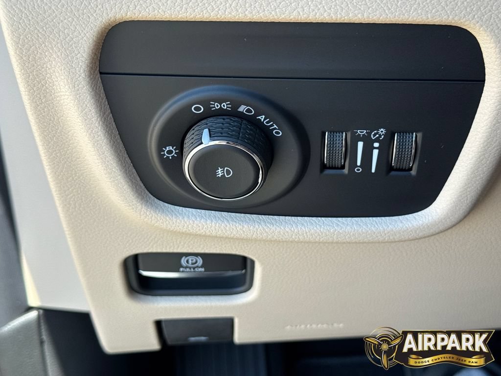 New 2026 Jeep Grand Cherokee Limited w/ Luxury Tech Group II AWD/4WD image 30