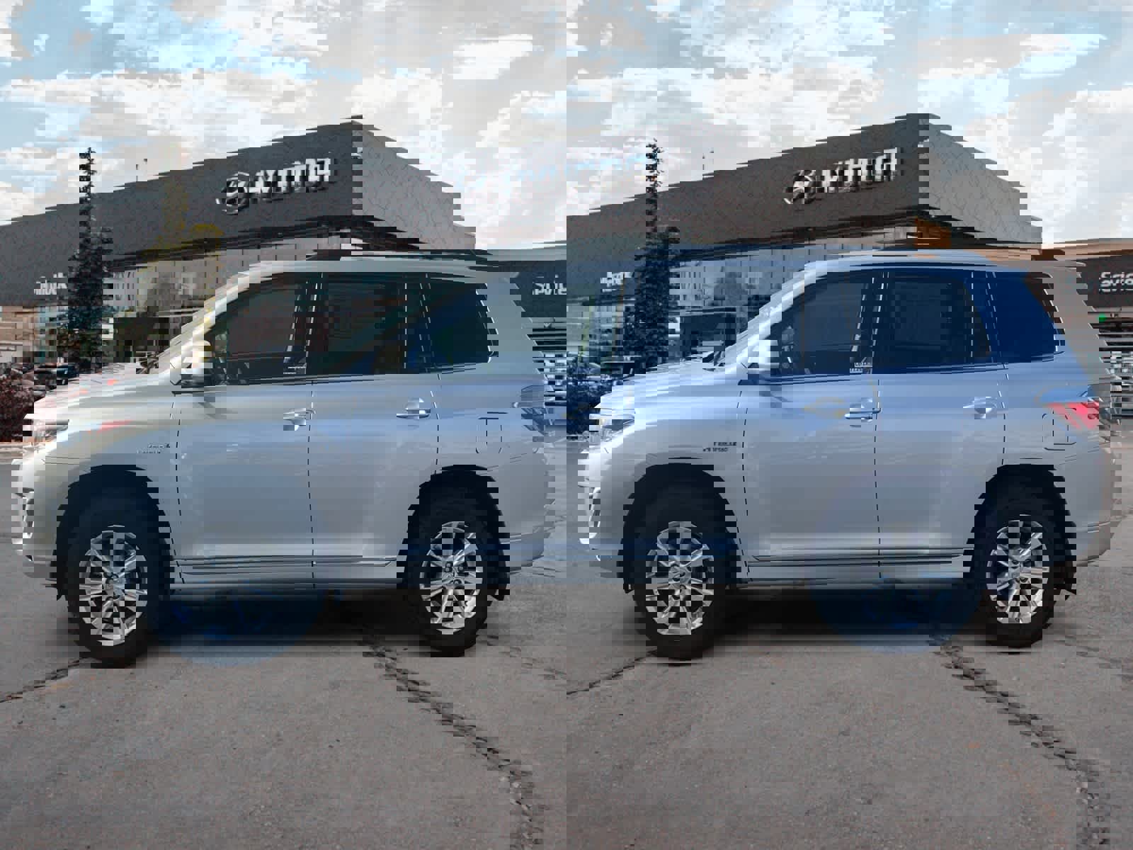 Used 2012 Toyota Highlander 4WD Hybrid w/ Leather Pkg image 2