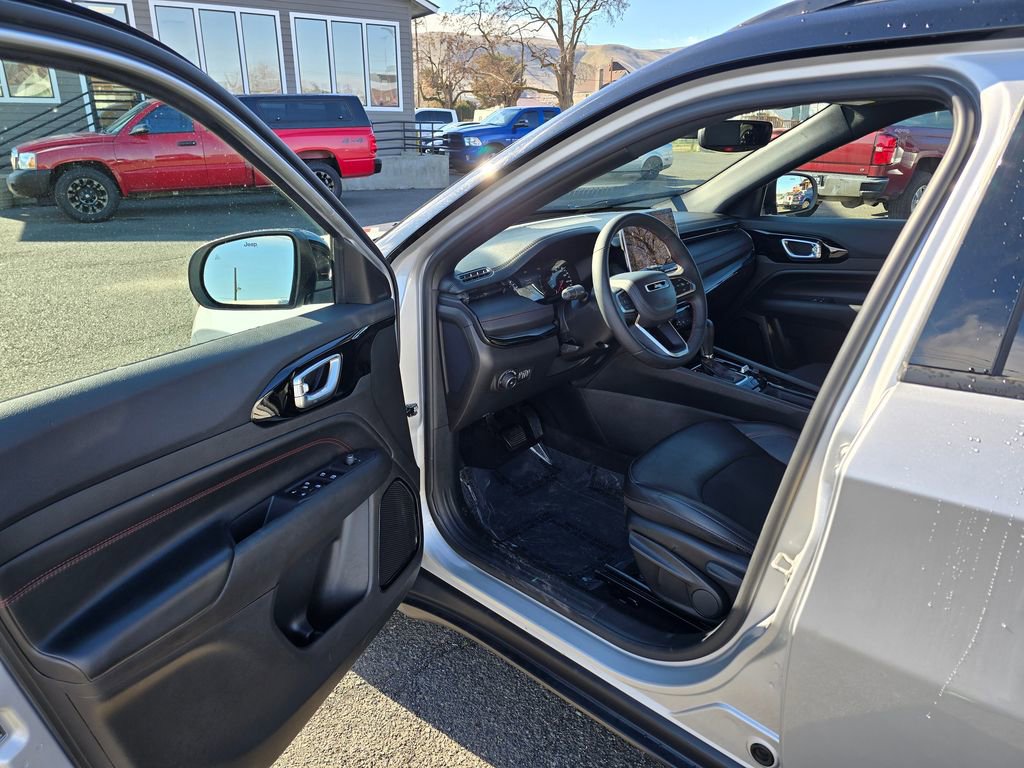 Used 2024 Jeep Compass Trailhawk image 20