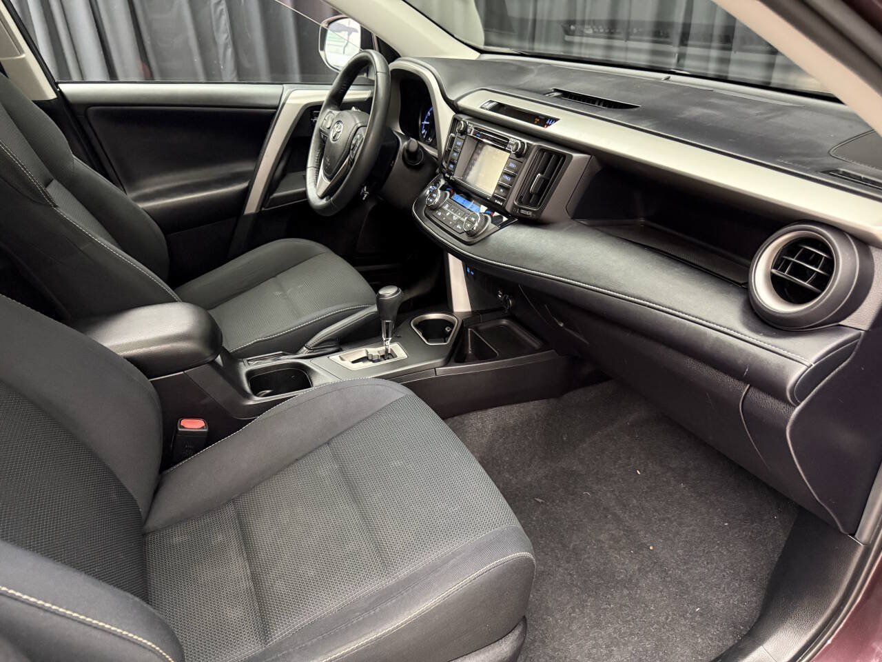 Used 2017 Toyota RAV4 XLE AWD/4WD image 23
