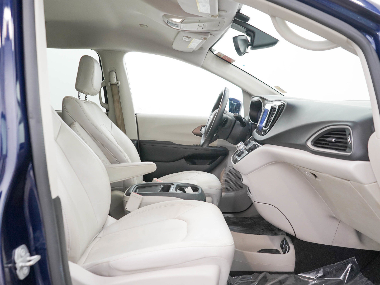 Used 2017 Chrysler Pacifica Touring-L FWD image 13