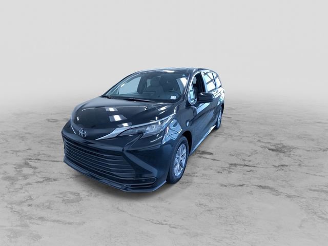 Used 2026 Toyota Sienna LE FWD image 6