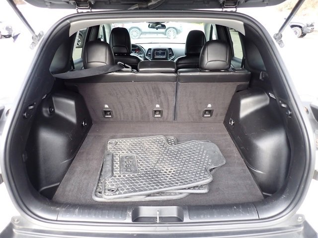 Used 2019 Jeep Cherokee Latitude Plus w/ Cold Weather Group image 7