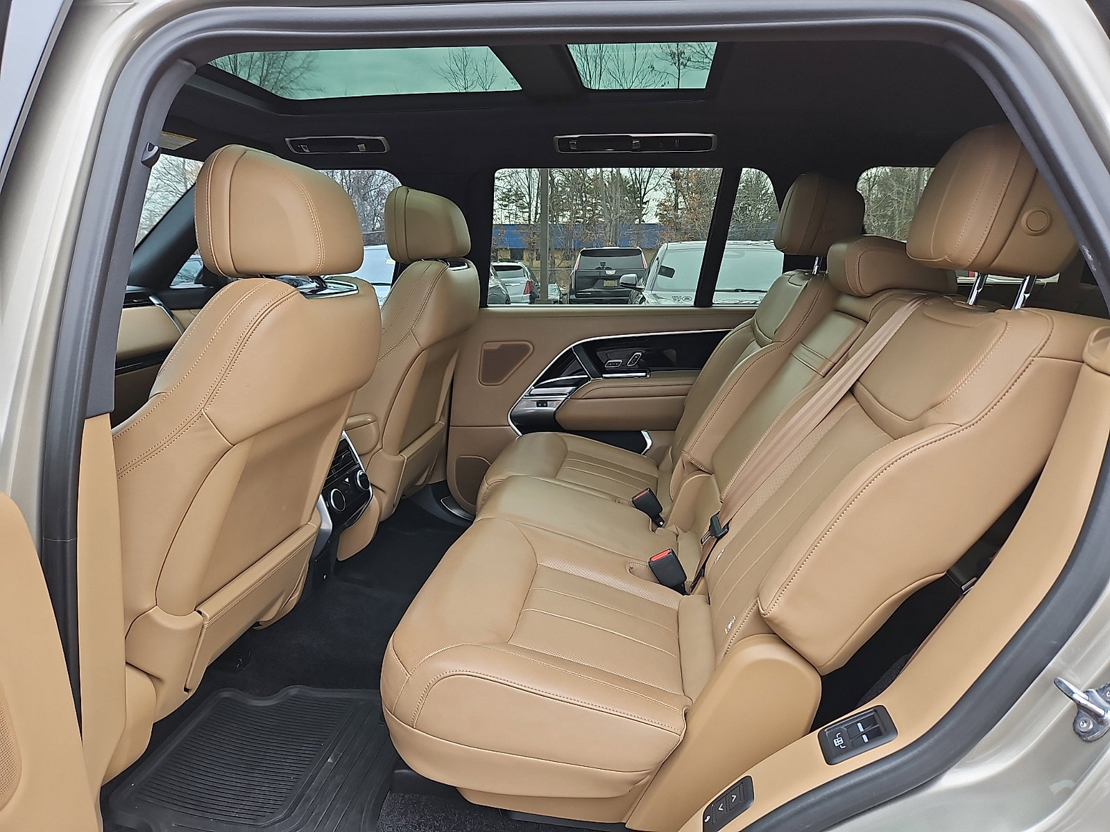 Used 2024 Land Rover Range Rover Long Wheelbase SE image 10