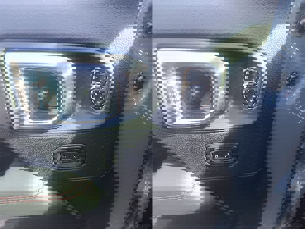 Used 2025 Jeep Gladiator Rubicon w/ Convenience Group image 13