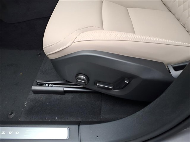 New 2026 Volvo XC90 B6 Plus w/ Protection Package Premier image 11