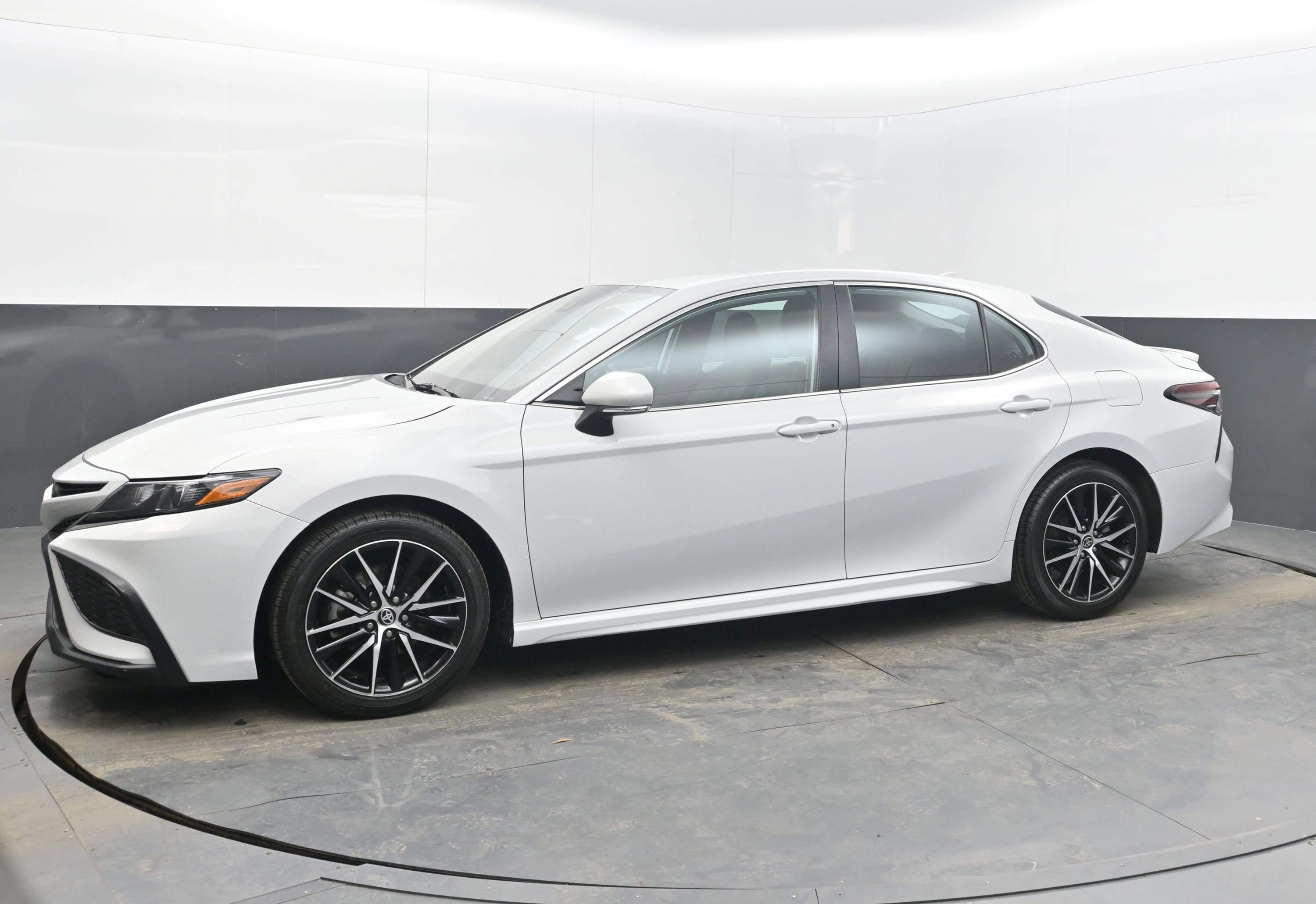Used 2024 Toyota Camry SE image 5