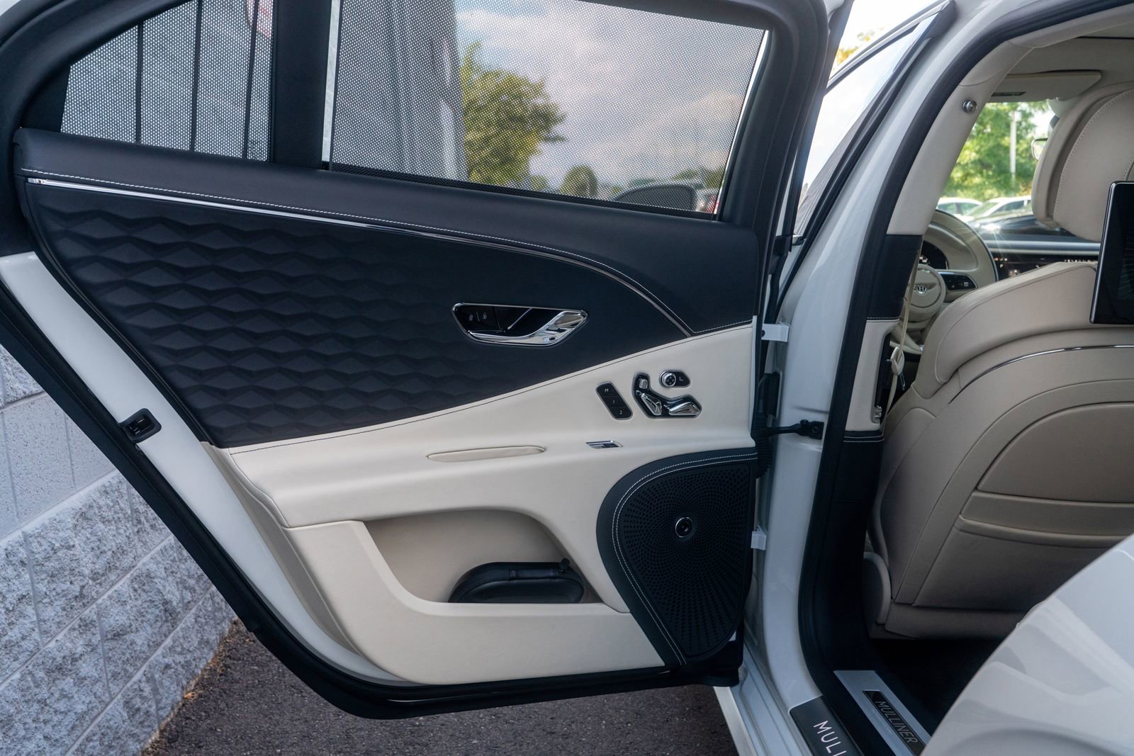 Certified 2025 Bentley Flying Spur Plug-In Hybrid image 31