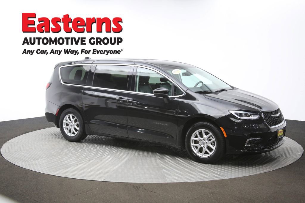 Used 2023 Chrysler Pacifica Touring-L image 47