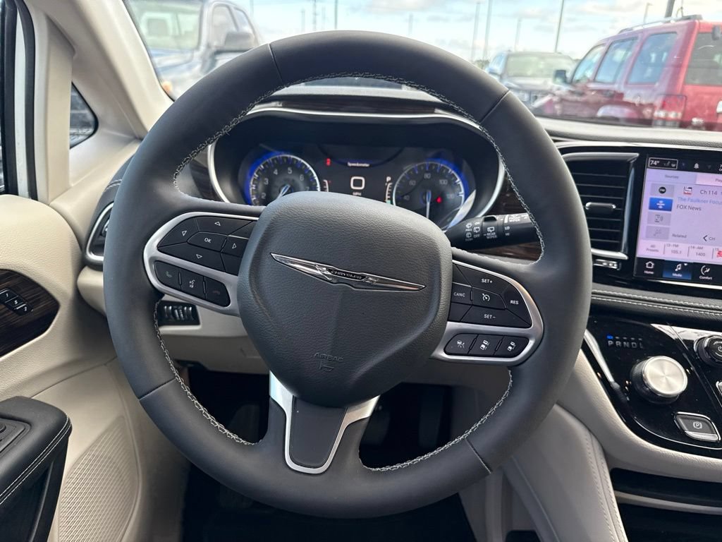 Used 2024 Chrysler Pacifica Limited AWD/4WD image 11
