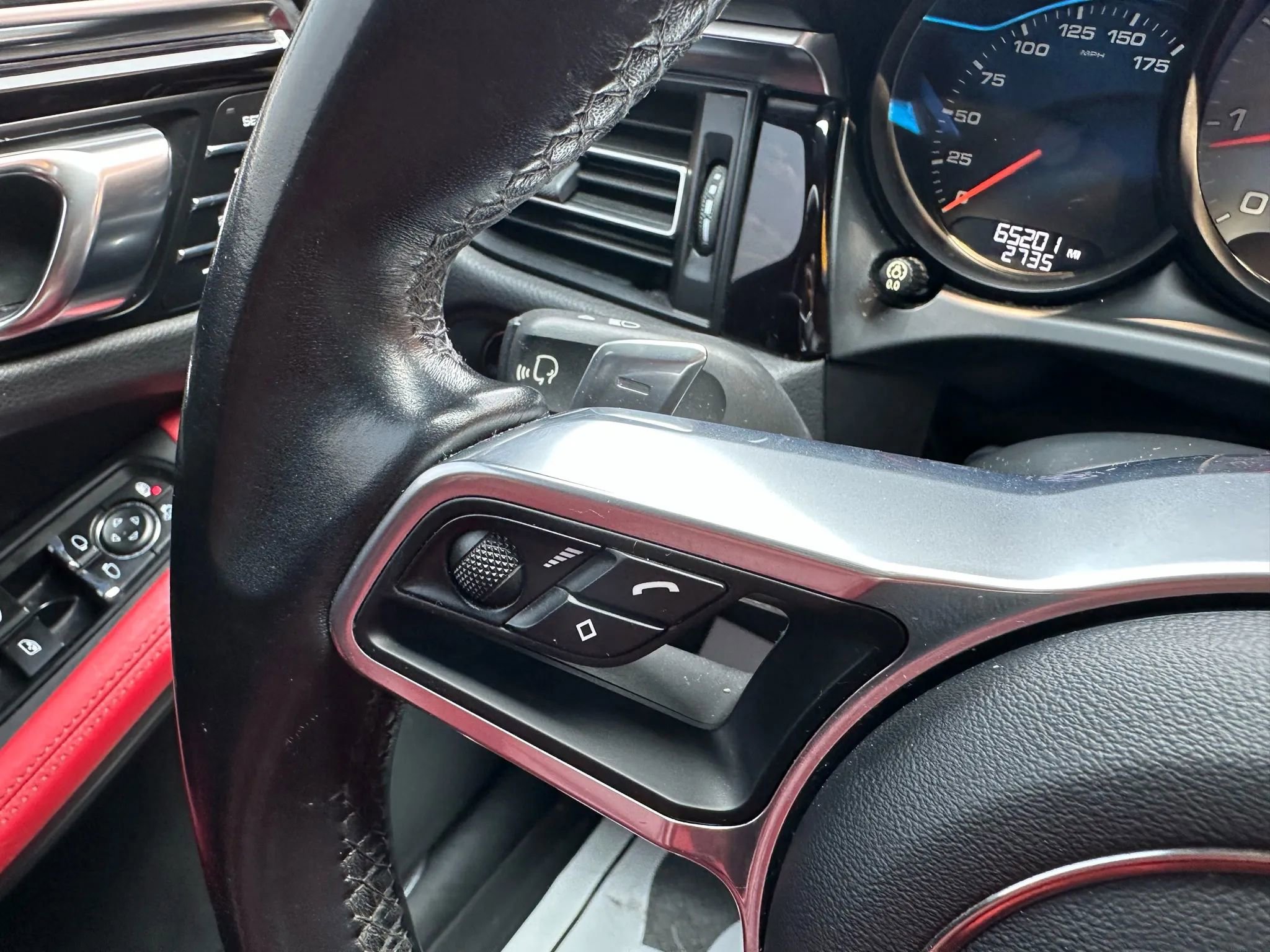 Used 2020 Porsche Macan S image 25