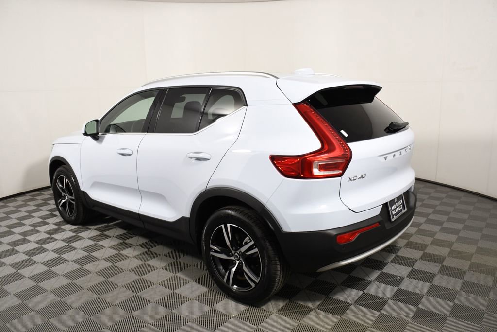 Used 2025 Volvo XC40 B5 Core image 3