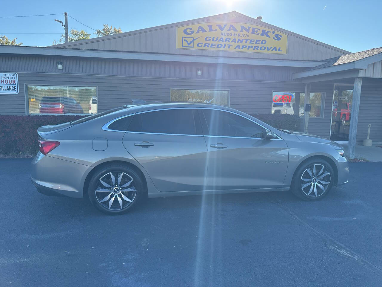 Used 2017 Chevrolet Malibu LT w/ Leather Package image 4