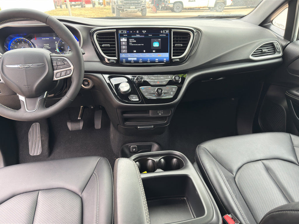 Used 2026 Chrysler Pacifica Select image 12