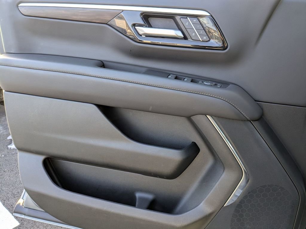 Used 2025 Chevrolet Suburban Z71 image 13