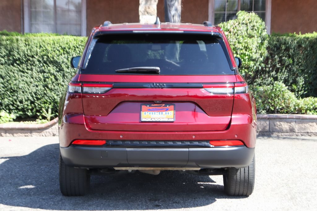 Used 2024 Jeep Grand Cherokee Altitude RWD image 7