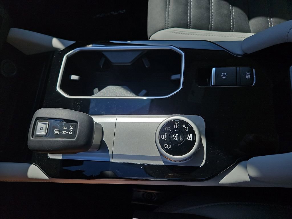 New 2025 Mitsubishi Outlander SE image 29