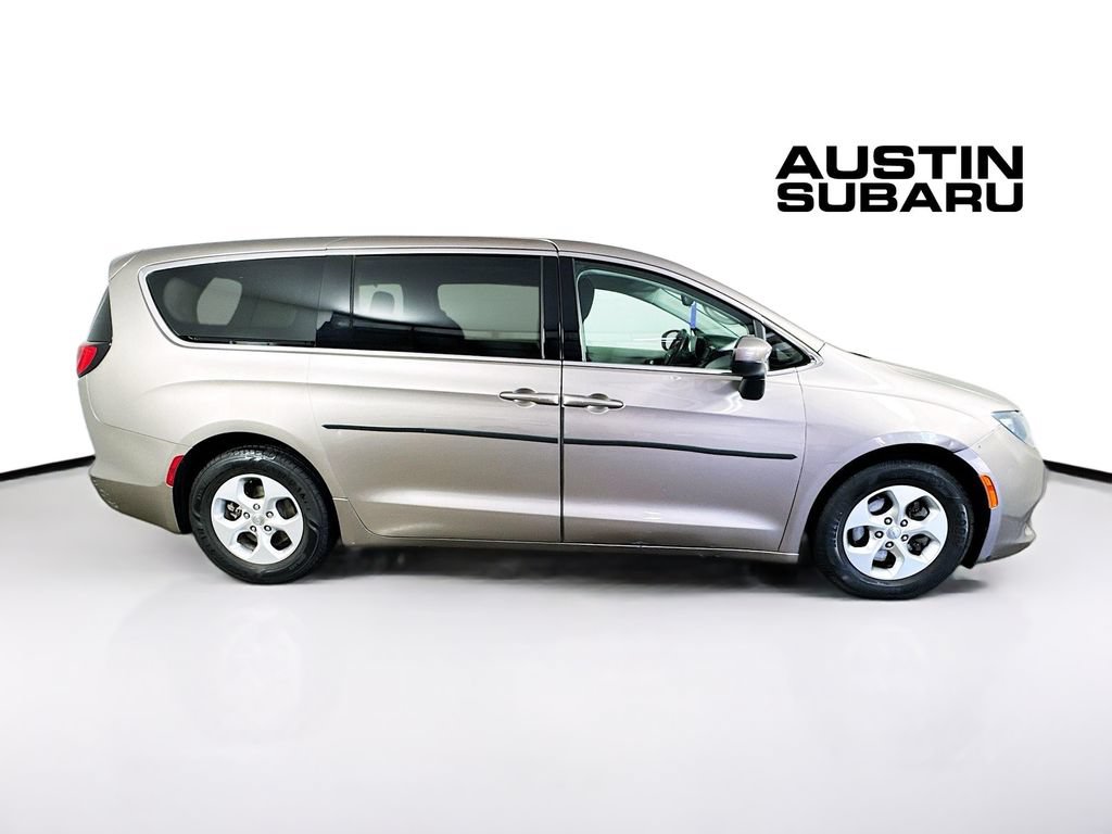 Used 2017 Chrysler Pacifica LX w/ Tire & Wheel Group FWD image 8